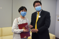 Professor Chong presented the "Award for the most favorite video" to Ma Shuk Chun.